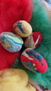 Ouă decorative lânoase