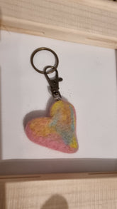 Breloc inimă lânoasa-accesoriu natural și elegant