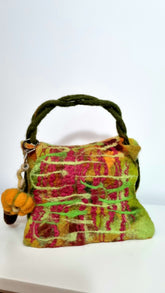 Geantă în culori pastelate