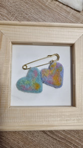 Broșă cu inimi pastelate lânoase