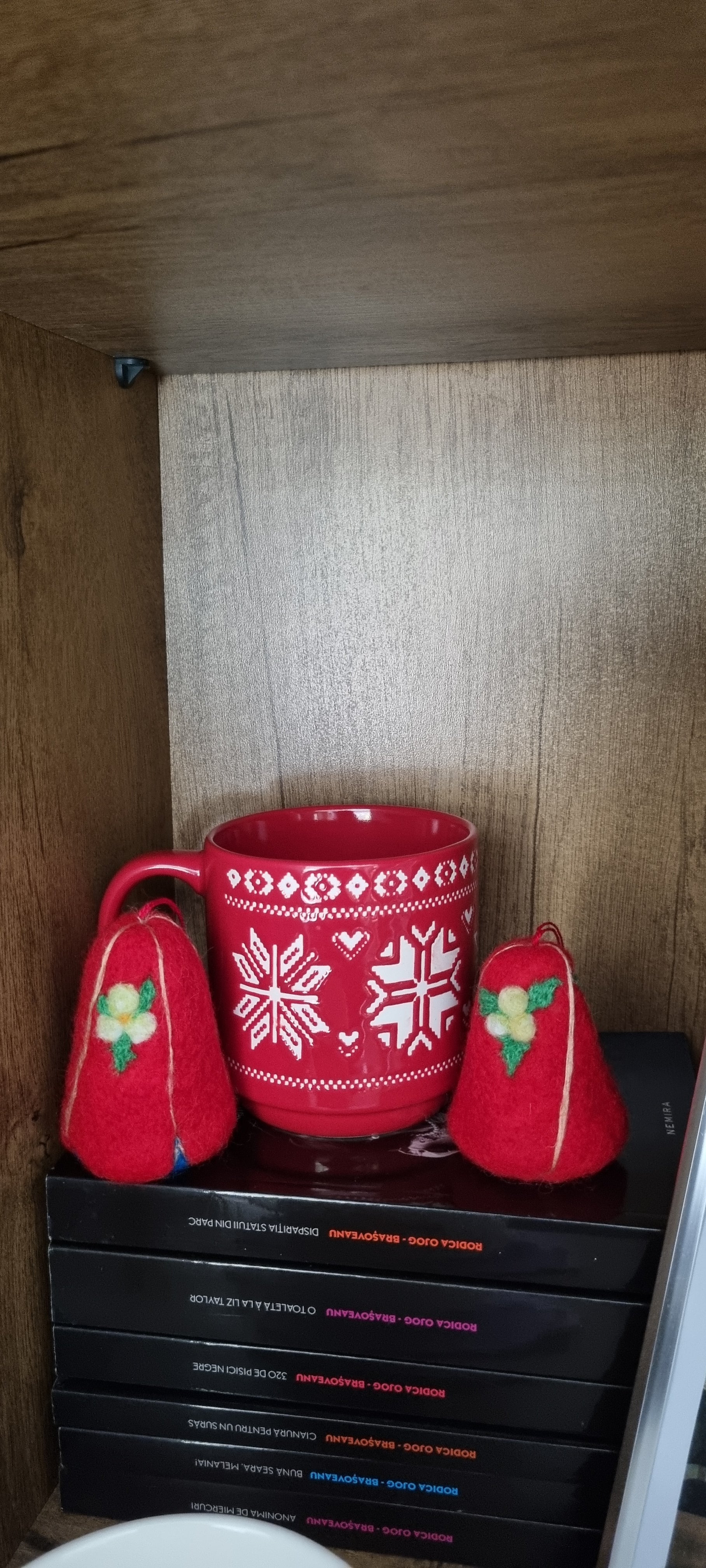 Clopoței festivi din lână impâslită