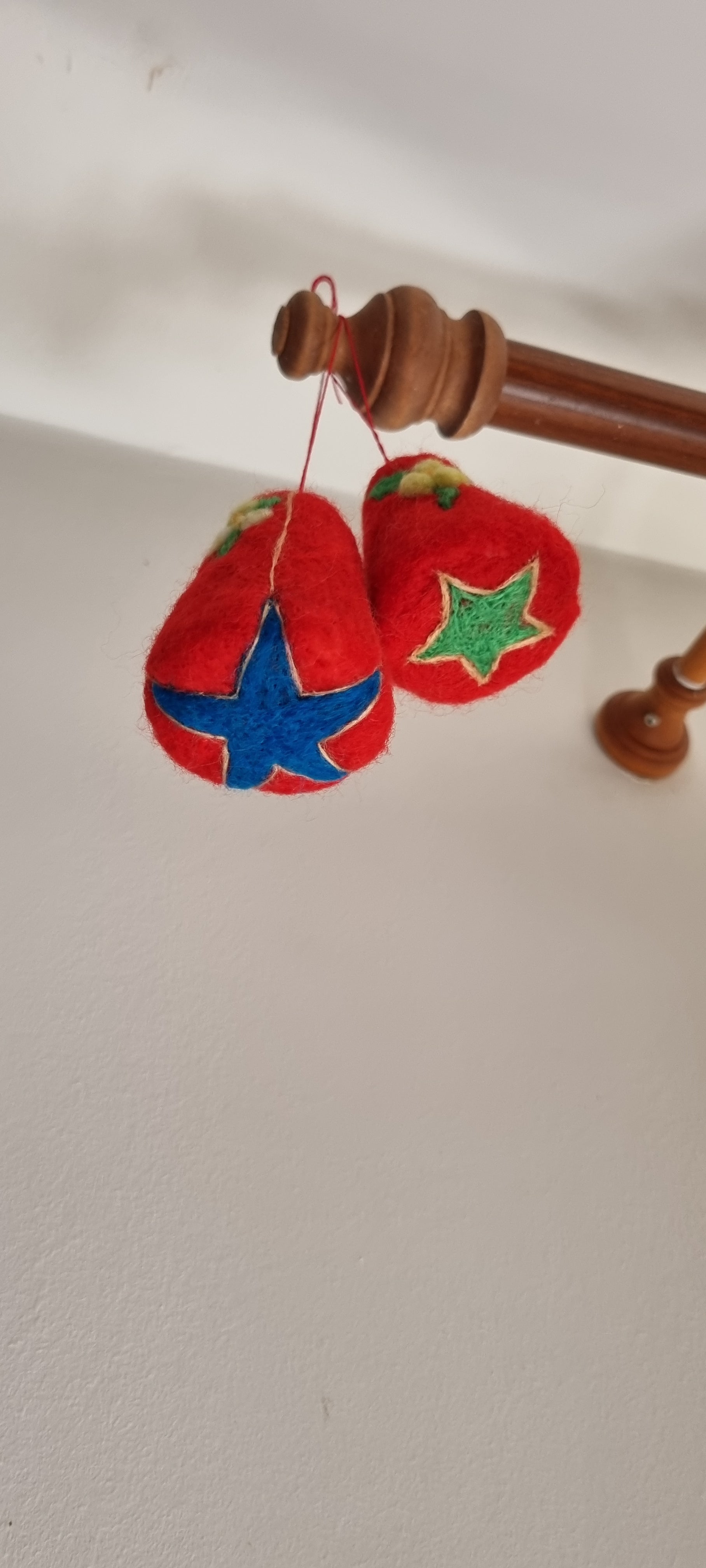 Clopoței festivi din lână impâslită