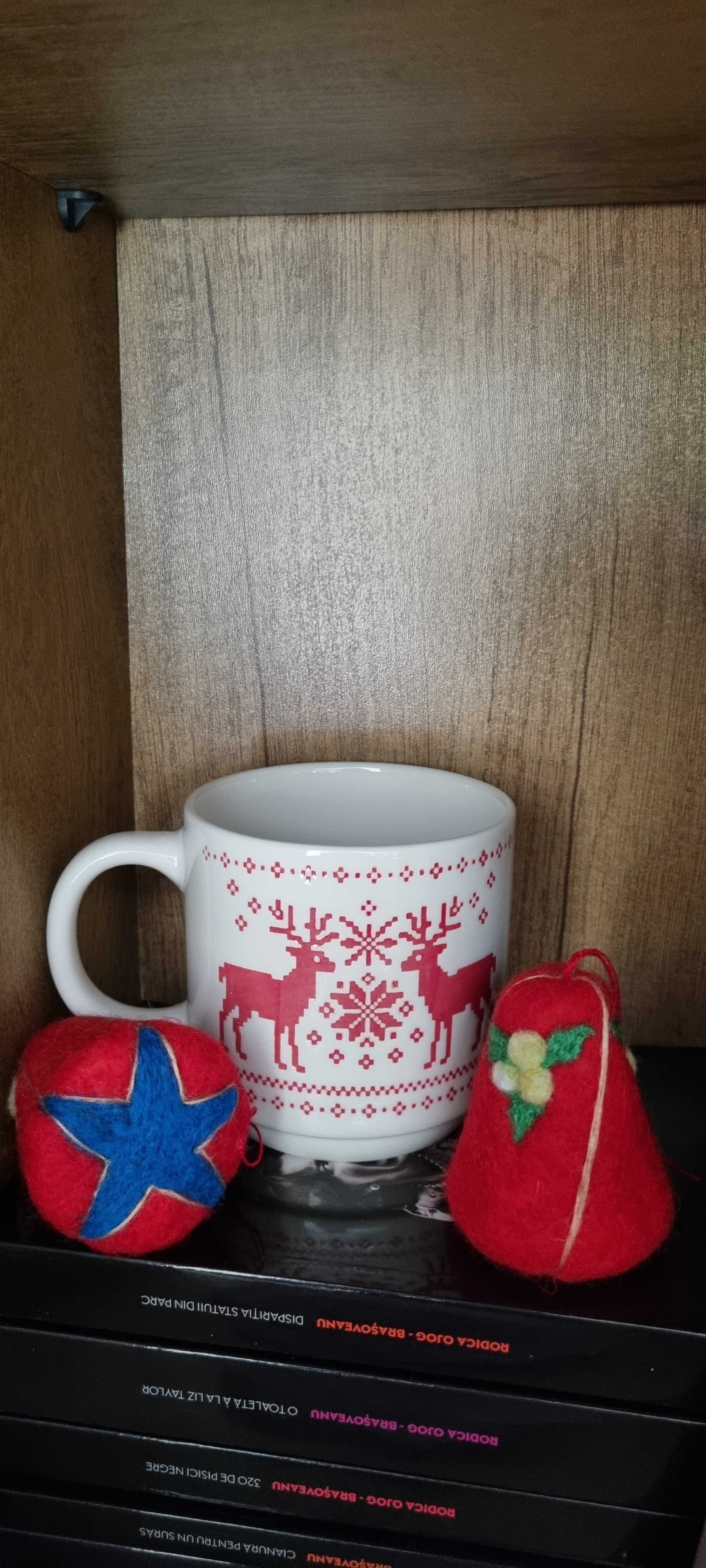 Clopoței festivi din lână impâslită