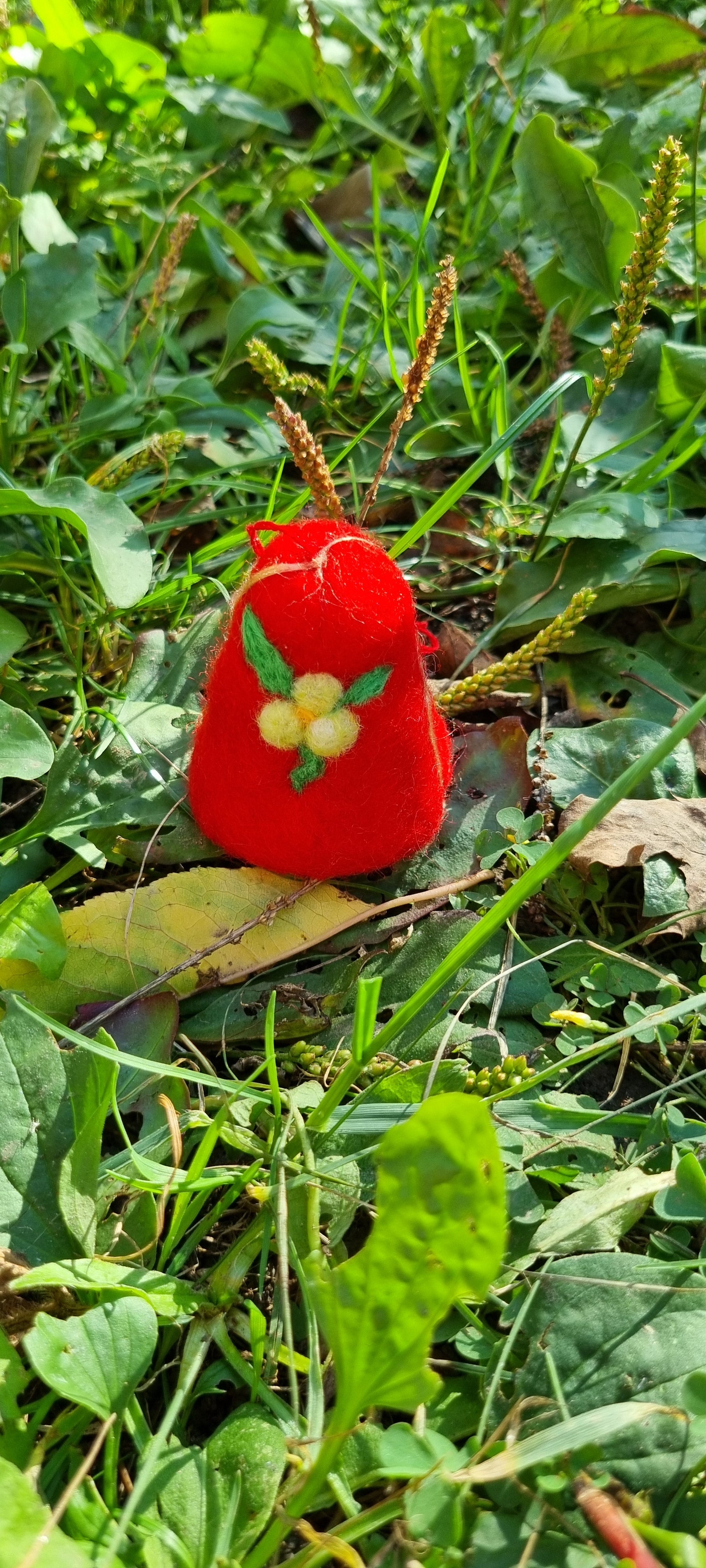 Clopoței festivi din lână impâslită