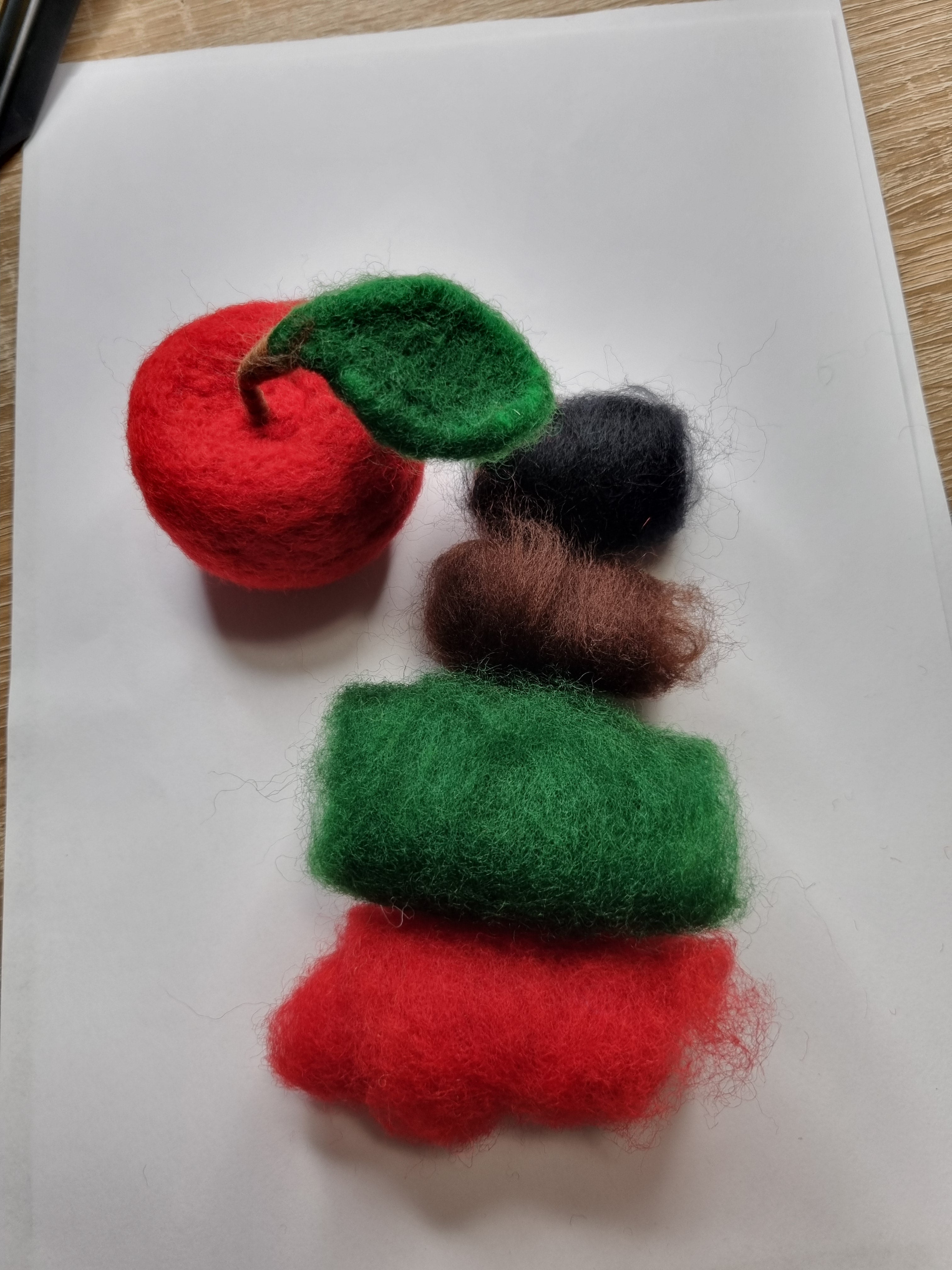 Kit cu materiale necesare(lână pentru împâslit): Creează Mărul Perfect