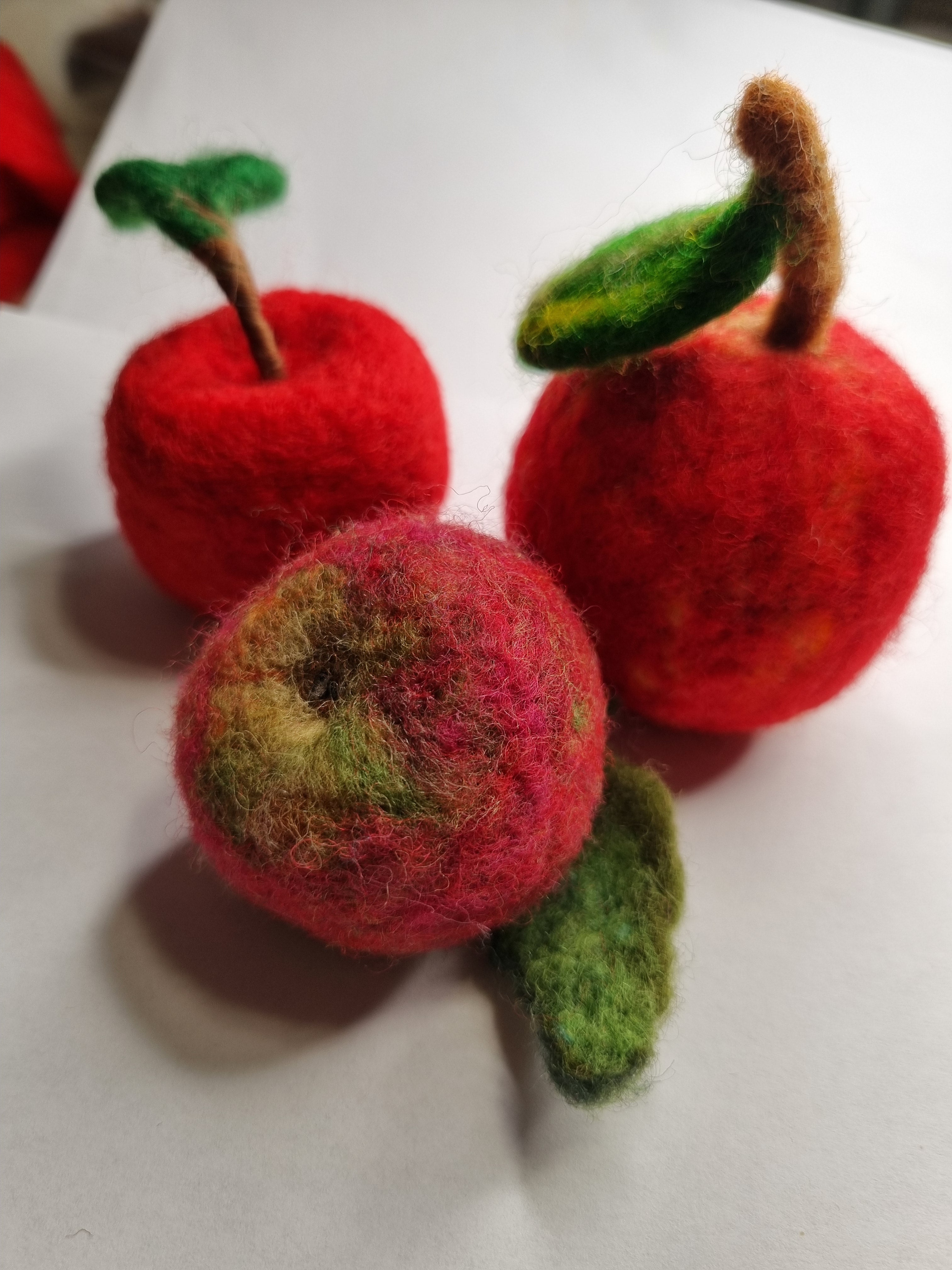 Kit cu materiale necesare(lână pentru împâslit): Creează Mărul Perfect