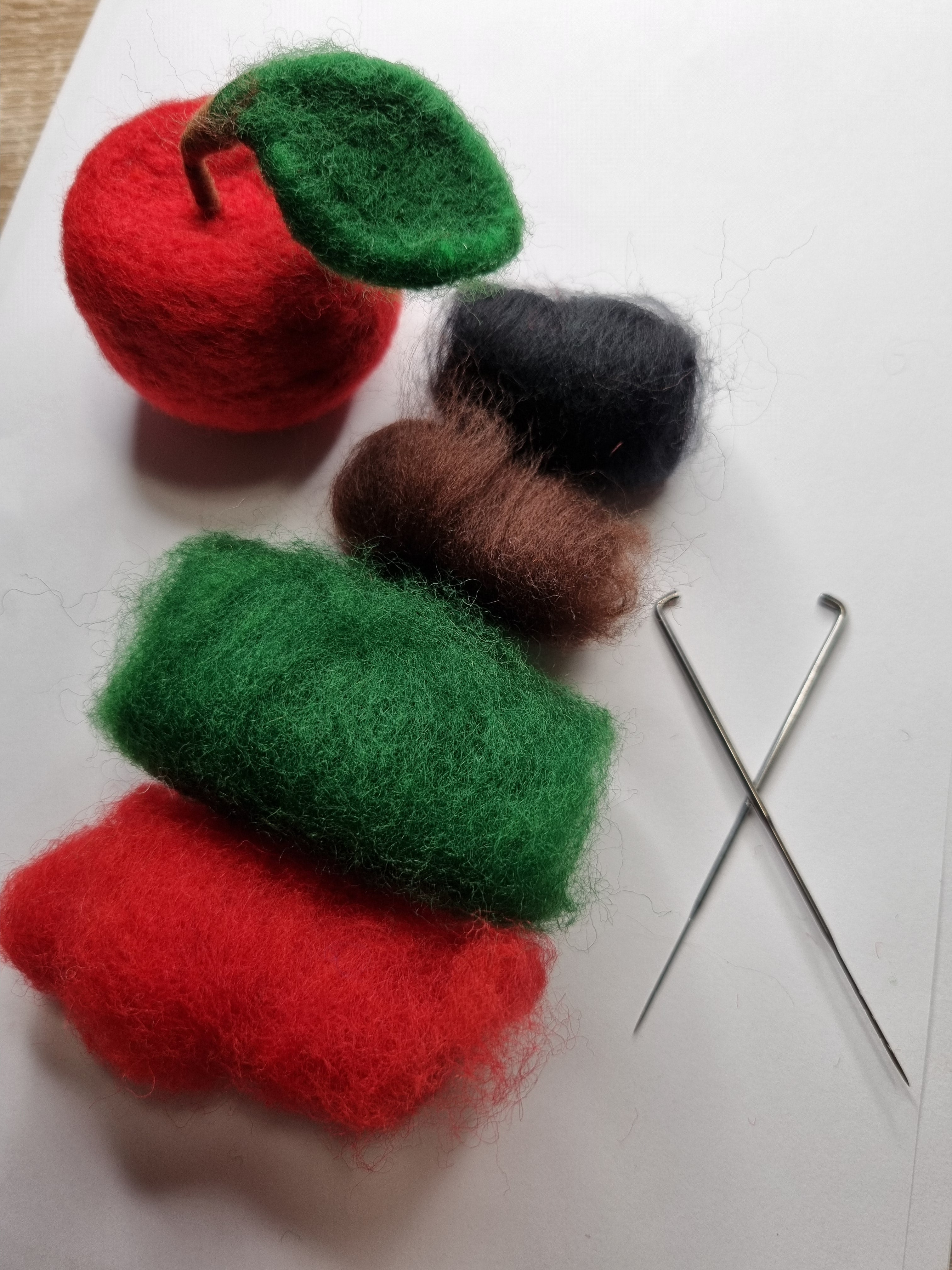 Kit cu materiale necesare(lână pentru împâslit): Creează Mărul Perfect